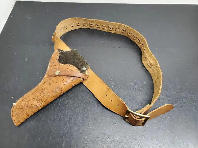 WESTERN SINGLE GUN BELT HOLSTER RIGHT HANDED 38 CALIBER 34-39″WAIST VERY COOL