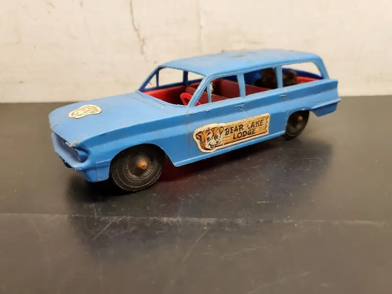 Vtg Processed Plastic Aurora Bear Lake Lodge Blue Toy Car Station Wago 1961 Olds