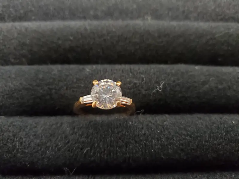 Women’s 14KT ElectroPlate Ring W/Large Cubic Zirconia Gemstone Cntr Jewelry Sz 9
