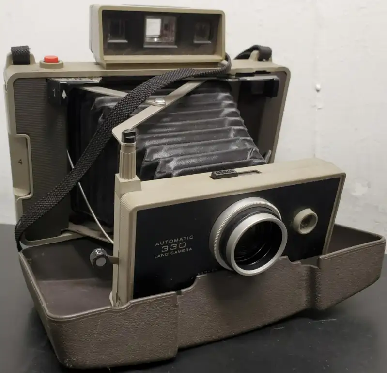 Vtg Polaroid Automatic 330 Land Camera W/Shoulder Strap Photography Collectible