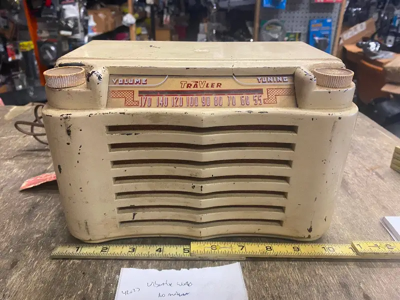 Vtg Tube radio Traveler AM Nice graphics 1950’s Desktop white Mid Century Modern