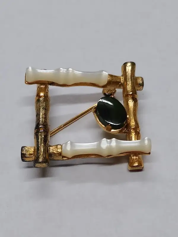 Vtg Wells Sterling Silver Vermeil Jade (MOP) Mother Of Pearl 1″ Square Brooch