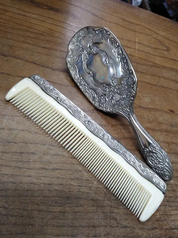 Vtg Women’s Antique 2 Piece Silver Plated Brush and Comb Vanity Dresser Set