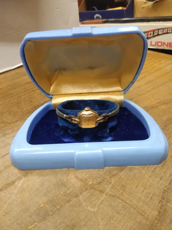 Vtg Women’s Gruin Precision 17 Jewel 10KGP Watch Orig Clam Shell Box Works Great