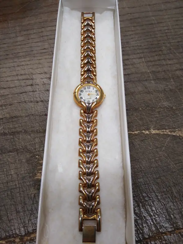 Vtg Women’s Golden Quartz Wrist Watch Battery 7.5 in. Working w/Box Very Nice!
