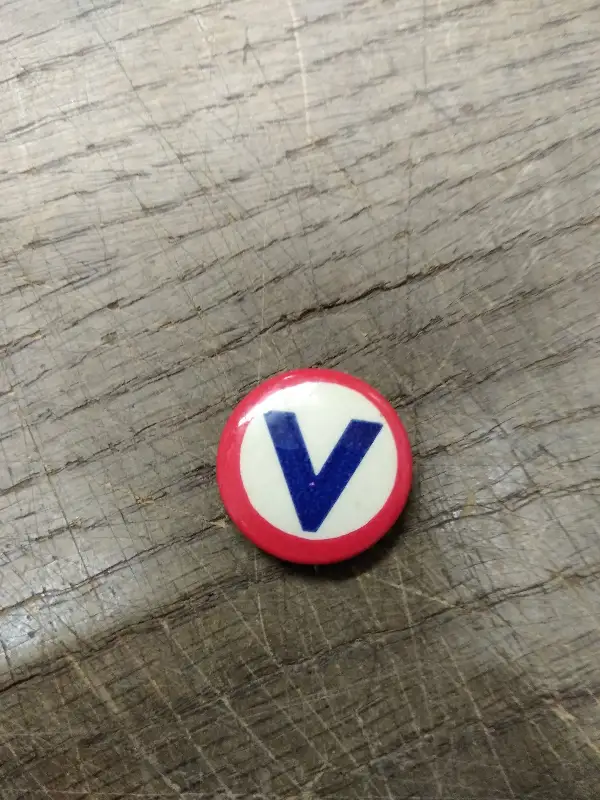 Vtg V Red White and Blue Button Pin Tin Metal War Victory Pinback WWII Good Cond
