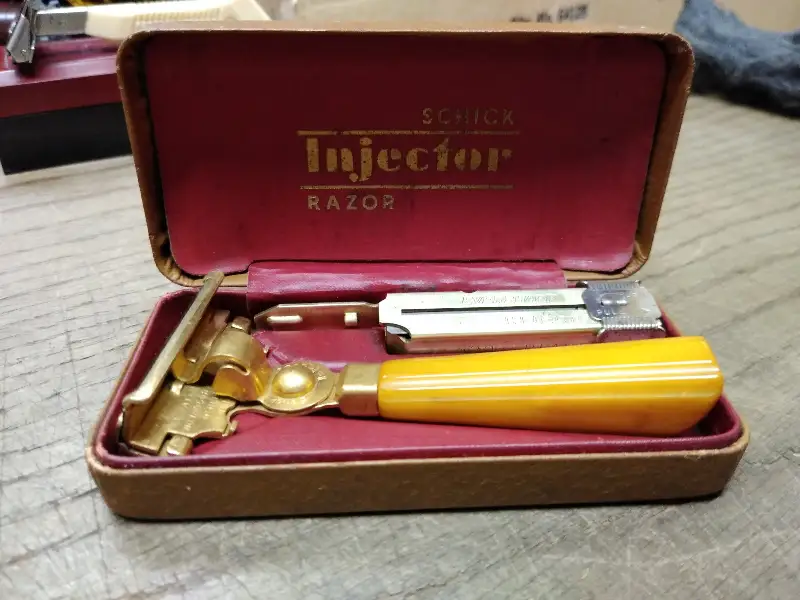Vtg Schick Injector Single Edge Razor w/Butterscotch Handle Injector & Hard Case
