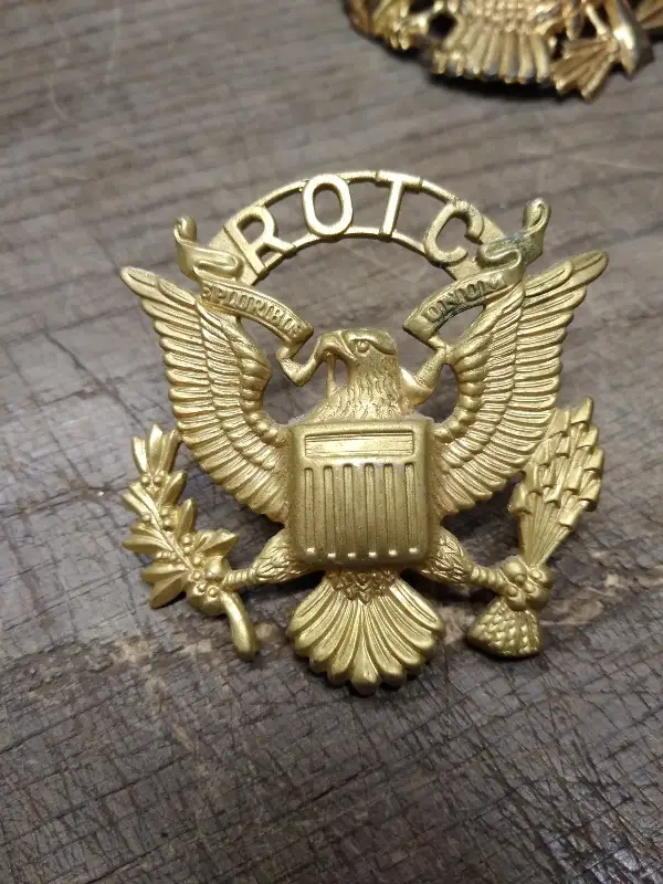 Vtg ROTC E Pluribus Unum Gold Hat Cap Badge Spread Wing Eagle Crest Screw Back