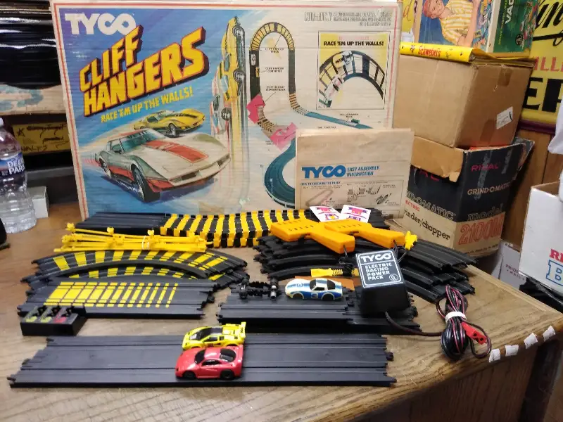 Vtg TYCO Cliff Hangers No 6208 HO Slot Car Race Set Cars Track Controllers w/Box
