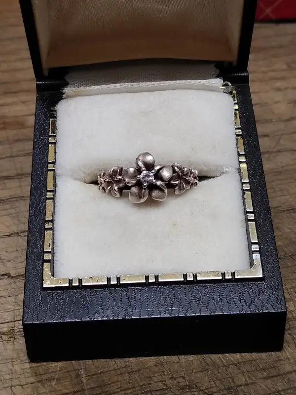 Vtg Women’s 925 Silver Ring 5 Flowers with Unknown Stone Size 5 Beautiful!