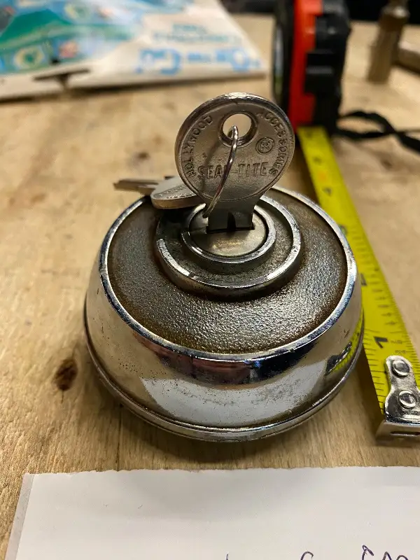 Vtg Seal Tite Locking Gas cap Auto Truck Hot rat rod Briggs Key NOS Mopar Chevy