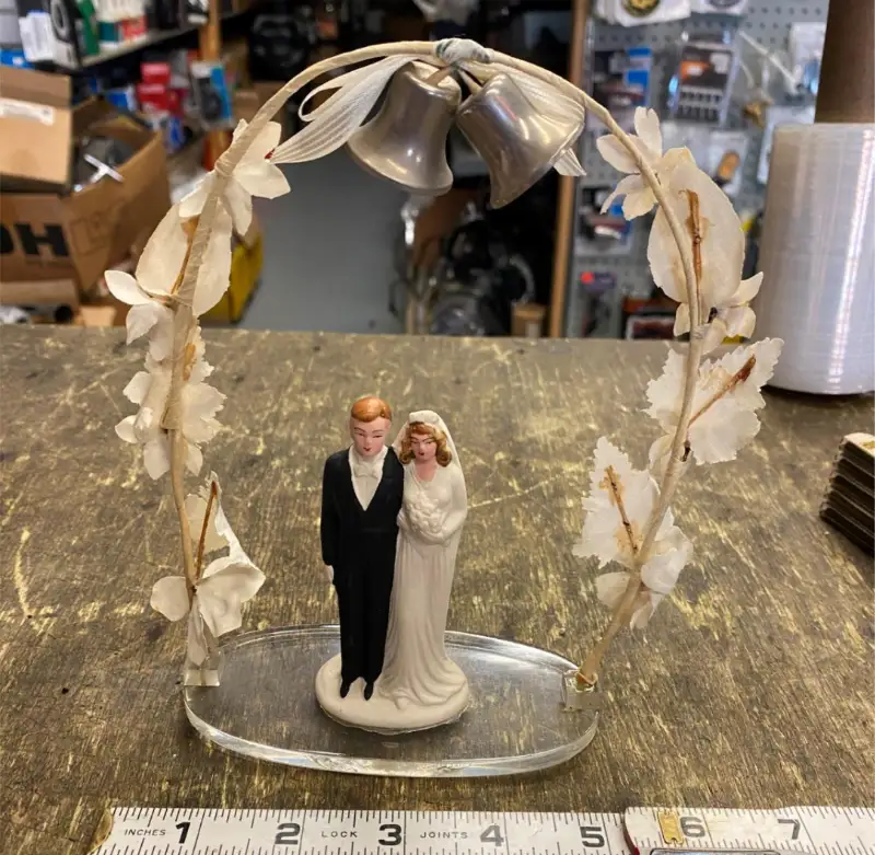 Vtg wedding cake topper Groom Bride 1950’s Floral arch Bells Porcelain antique!