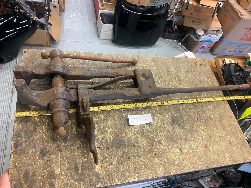 Vtg Tools Blacksmith Leg Post Vise Antique Horse 45″ Tall 4 1/2″ Jaws Heavy duty